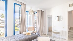 Une chambre d’hôtel moderne avec deux lits, un bureau, une chaise et une vue sur la ville.