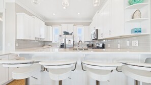 雪櫃、微波爐、焗爐、爐具