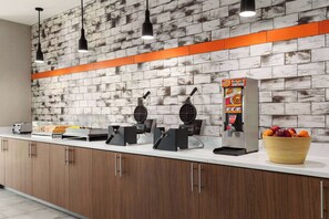 Free daily continental breakfast - La Quinta Inn & Suites By Wyndham Austin South (Austin)