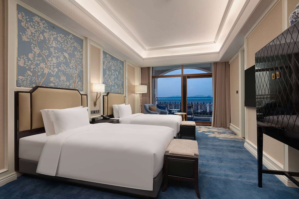 In-room safe, blackout curtains, free WiFi, bed sheets