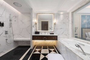 Room, 1 King Bed, Mobility Accessible | Accessible bathroom - Wyndham Taian West (Tai'an)