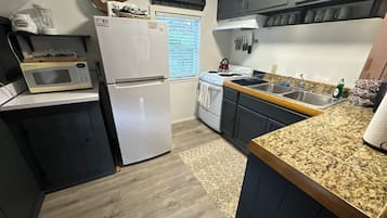 Fridge, oven, stovetop, coffee/tea maker