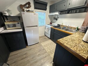 Fridge, oven, stovetop, coffee/tea maker