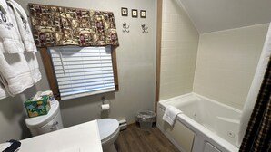 Un baño con inodoro, lavamanos y bañera.