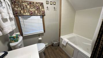 Jetted tub, hair dryer, towels