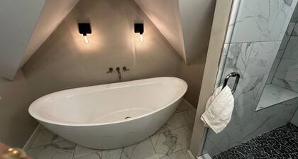 The Retreat - An smazing spa-grade 1BR suite located adjacent to SpaVermont, northern Vermont's most amazing day spa. Only 7 minutes to Jay Peak Resort. With Breakfast Included!