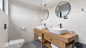 Douche, séchoir à cheveux, serviettes fournies