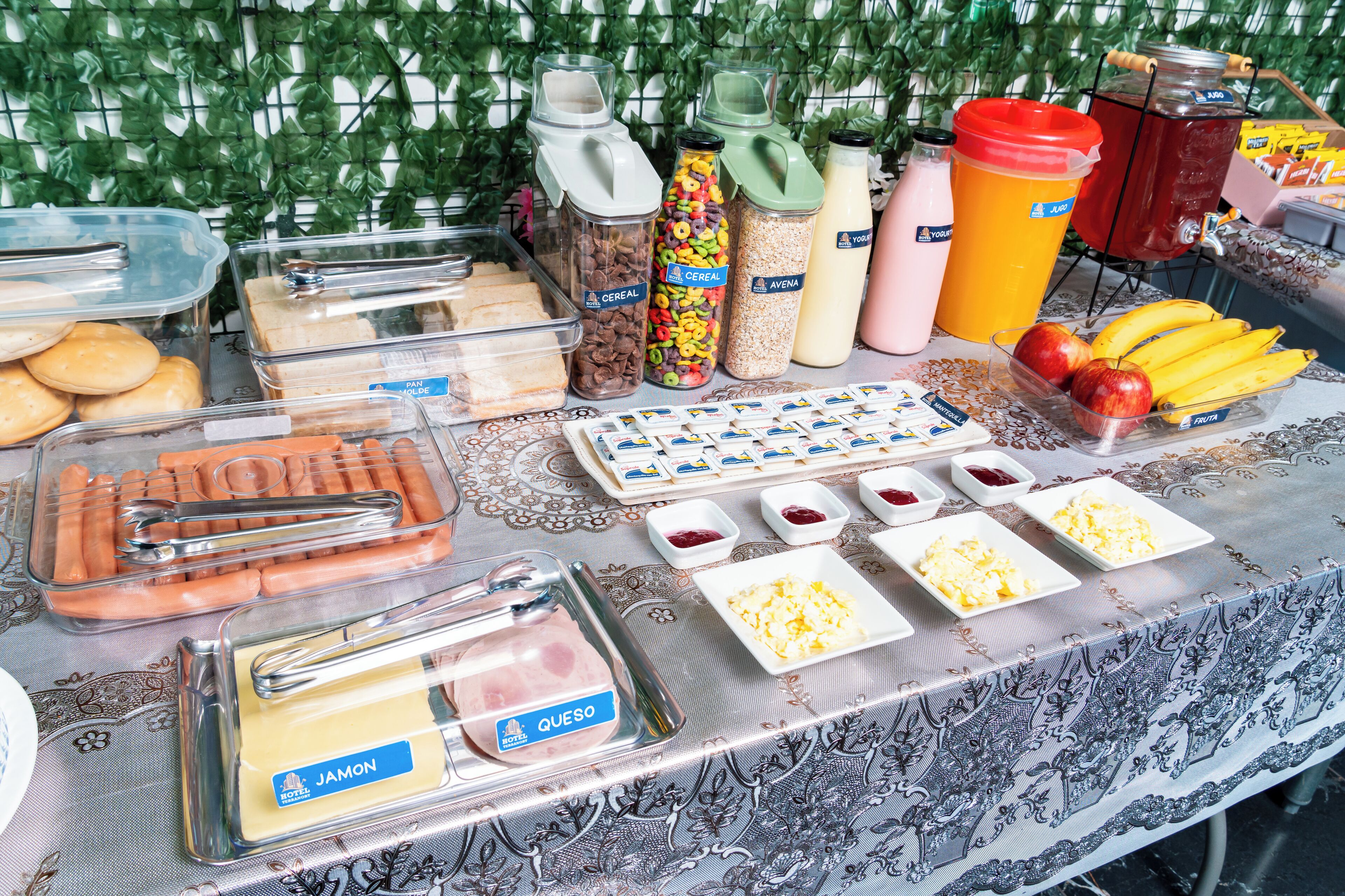 Una mesa de buffet con diversos alimentos y salsas.