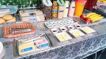 Una mesa de buffet con diversos alimentos y salsas.