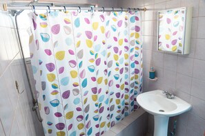 Ducha, cabezal de ducha tipo lluvia, toallas y jabón