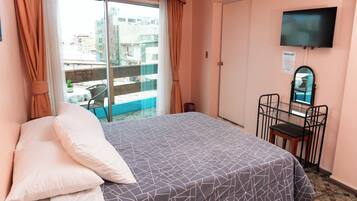 Deluxe Room, 1 Queen Bed, Private Bathroom, City View | Free WiFi, bed sheets