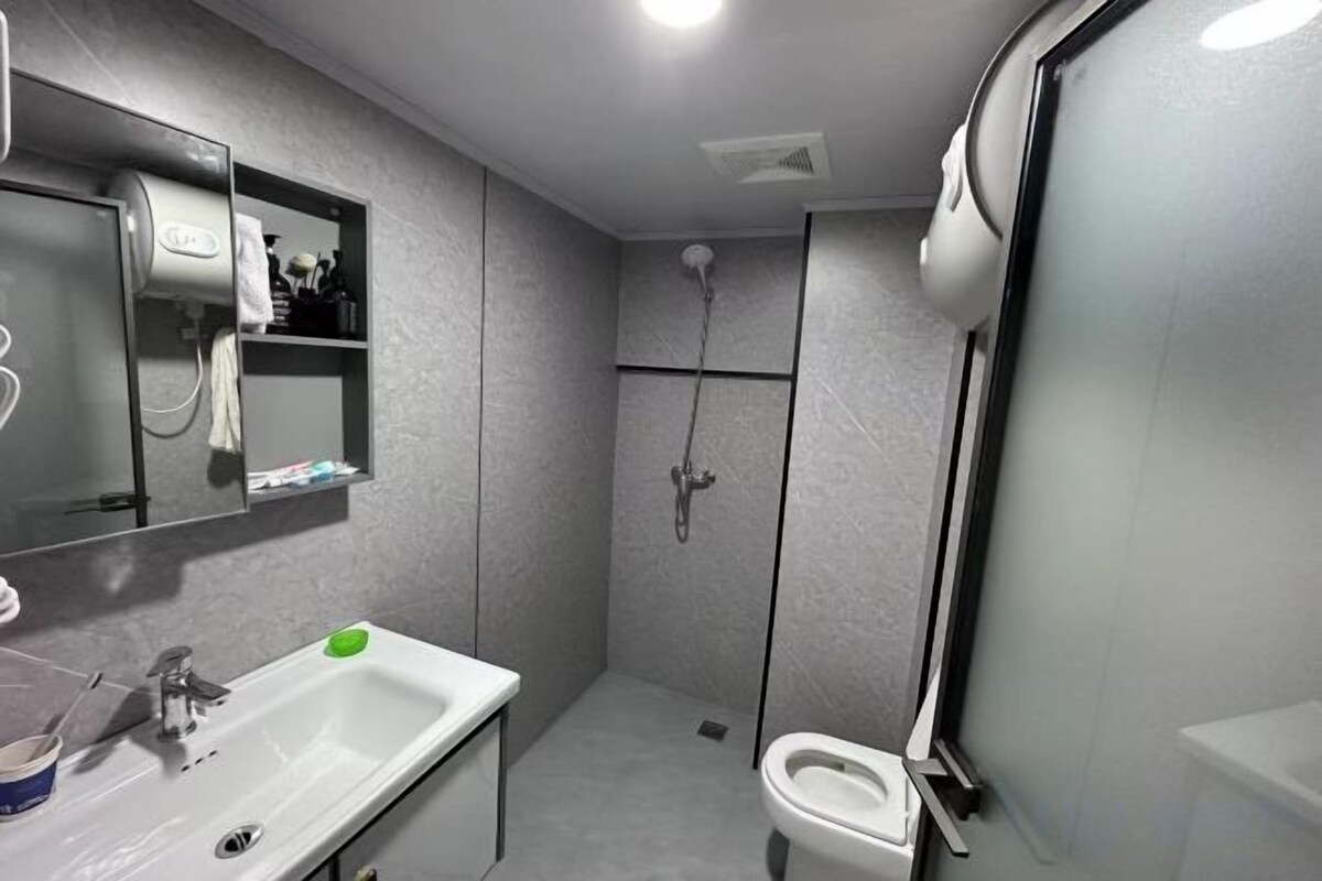 Elegant 2-bed Room