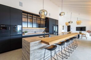 Frigorífico, horno, placa de cocina y lavavajillas