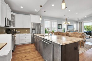 冷蔵庫、電子レンジ、オーブン、コンロ