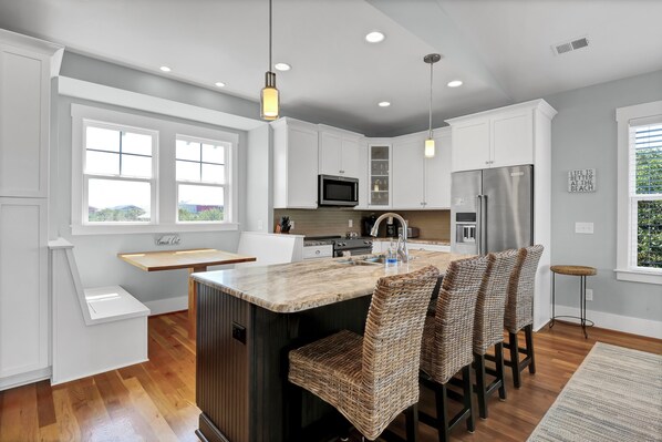 冷蔵庫、電子レンジ、オーブン、コンロ