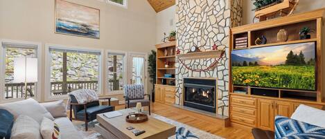 Smart-tv, eldstad och ett bordtennisbord