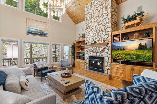 Elevated Lifestyle, Spacious 6 Bdrm w/ Hot Tub!