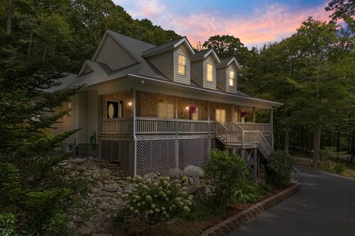 Elevated Lifestyle, Spacious 6 Bdrm w/ Hot Tub!