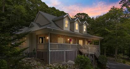 Elevated Lifestyle, Spacious 6 Bdrm w/ Hot Tub!