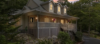 Elevated Lifestyle, Spacious 6 Bdrm w/ Hot Tub!