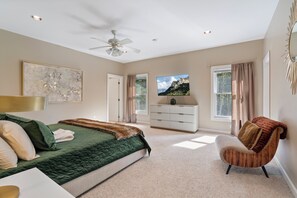 6 bedrooms, desk, iron/ironing board, WiFi