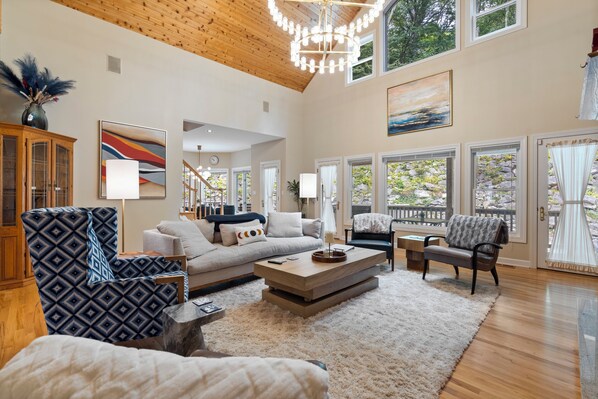 Smart TV, fireplace, ping pong