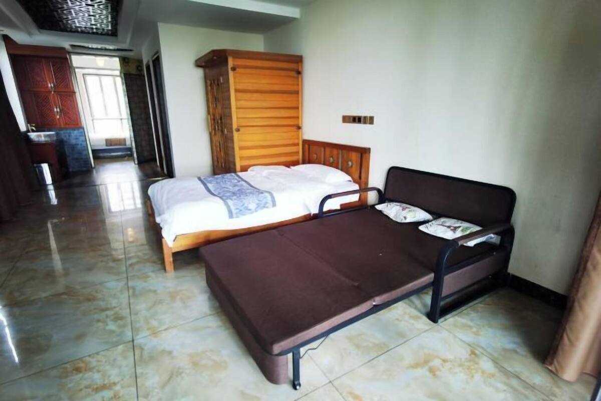 Una habitación con cama, armario y baño.
