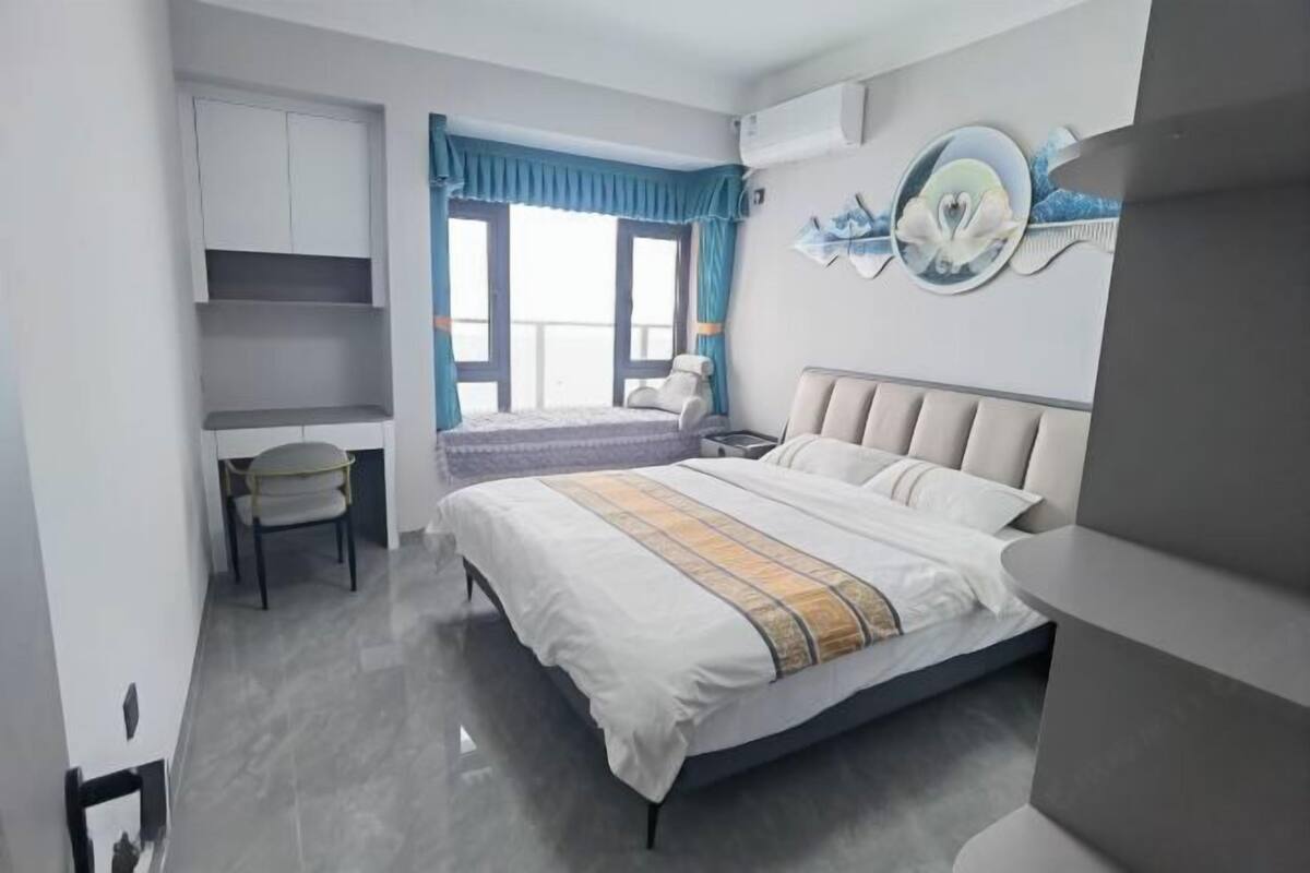 Un dormitorio con cama, escritorio y silla.