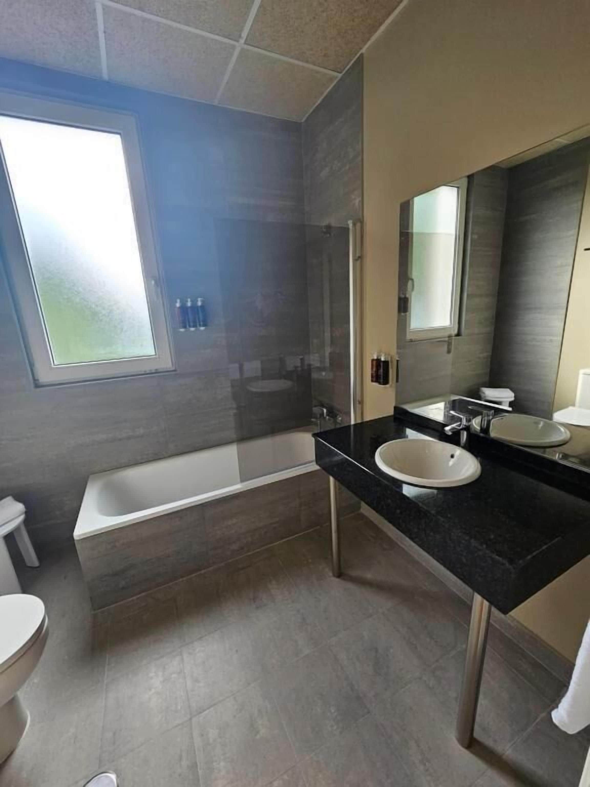 Een haardroger, een bidet, handdoeken, zeep