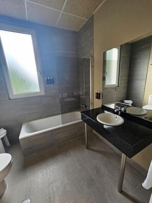Haartrockner, Bidet, Handtücher, Seife