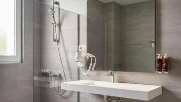 Twin kamer, toegankelijk voor rolstoelgebruikers | Badkamer | Een haardroger, een bidet, handdoeken, zeep