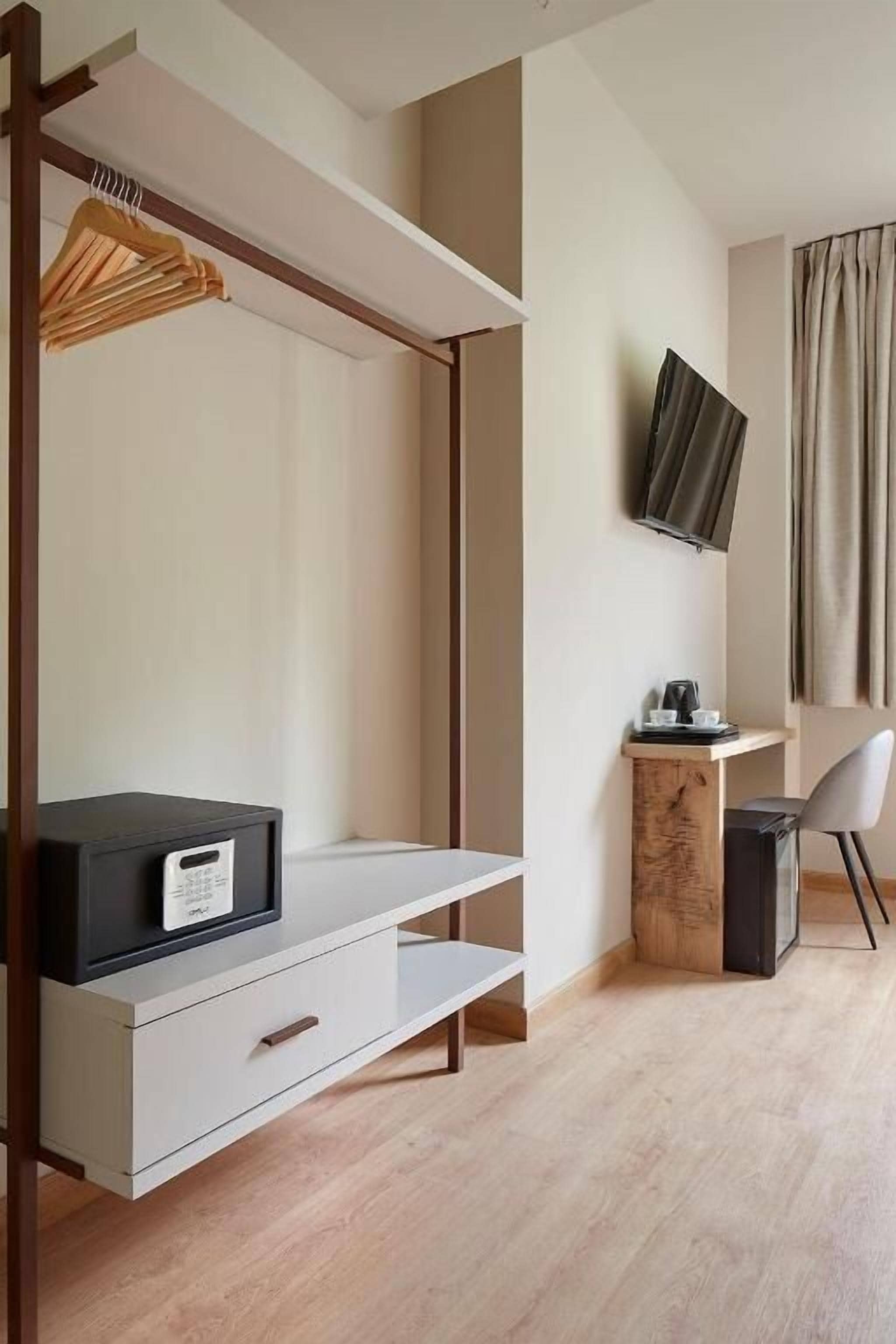 Single Room | Down comforters, minibar, in-room safe, desk