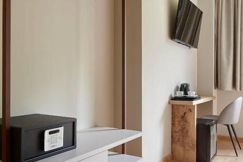 Habitación individual | Edredones de plumas, minibar, caja fuerte y escritorio