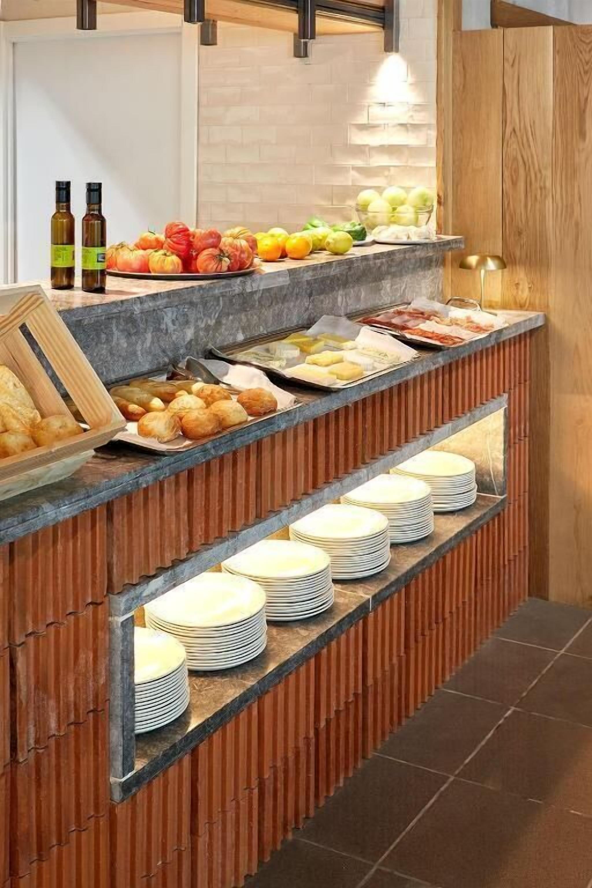 Ein reichhaltiges Buffet mit verschiedenen Speisen und Beilagen.
