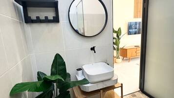 Shower, free toiletries, towels