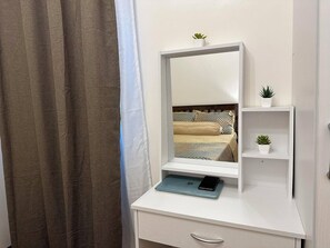 1 habitación, escritorio, tabla de planchar con plancha y wifi 
