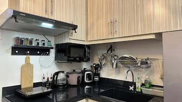 冷蔵庫、電子レンジ、オーブン、コンロ