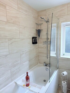 Hiustenkuivaaja, pyyhkeet, saippua, sampoo