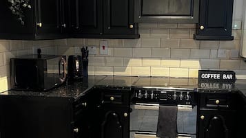 Mikrobølgeovn, ovn og kokeplater