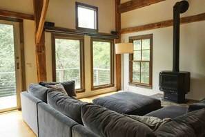Smart TV, fireplace, stereo