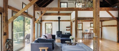 Smart TV, fireplace, stereo