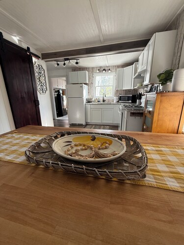 Charming 2-bedroom cottage near Lake Koshkonong - The Overlook Too!