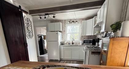 Charming 2-bedroom cottage near Lake Koshkonong - The Overlook Too!