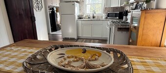 Charming 2-bedroom cottage near Lake Koshkonong - The Overlook Too!