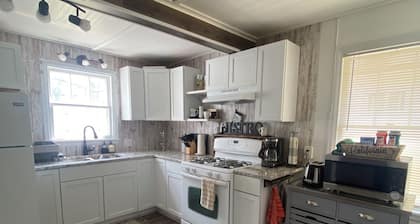 Charming 2-bedroom cottage near Lake Koshkonong - The Overlook Too!