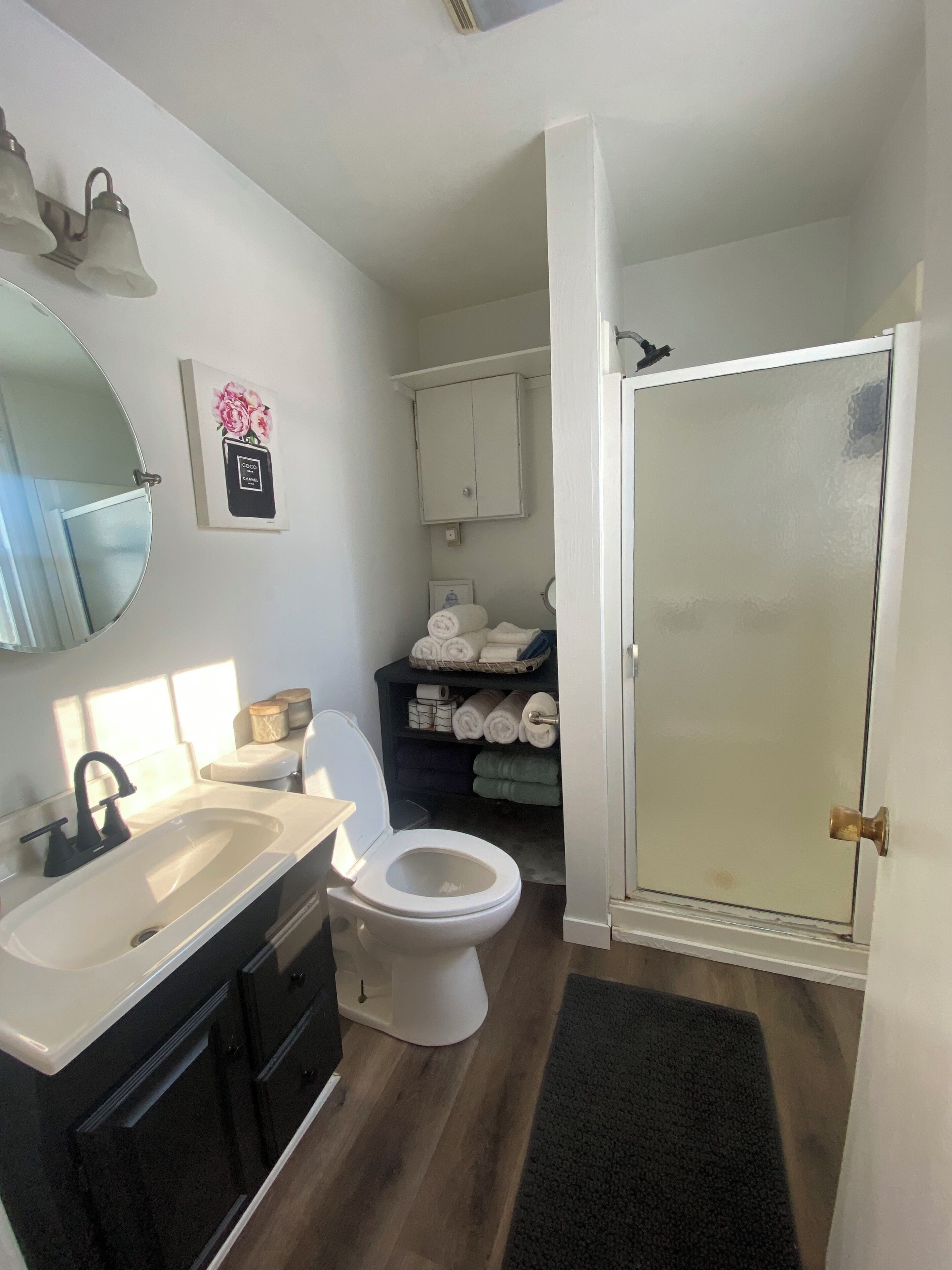 Dusj, hårføner, håndklær og såpe