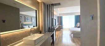 Qingzhu·Youyang Hotel (Guang'an Street Museum Metro Station)