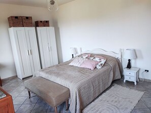 2 Schlafzimmer, Schreibtisch, Bügeleisen/Bügelbrett, kostenloses WLAN
