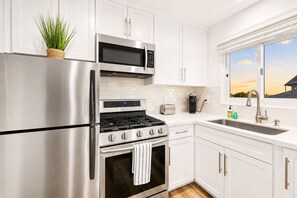 Réfrigérateur, four à micro-ondes, un four, surface de cuisson