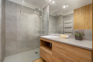 Apartment, 1 Bedroom, Balcony | Bilik Mandi | Pancuran mandi, tuala disediakan 